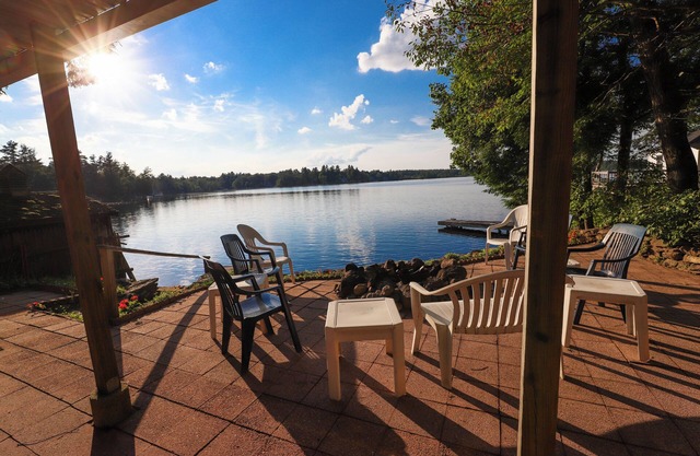 LAKE FRONT: Cozy 4-bedroom lake CAMP with WiFi and an outdoor firepit!