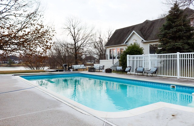 Lake Front*100° Heated Pool Year-Round* Hot Tub