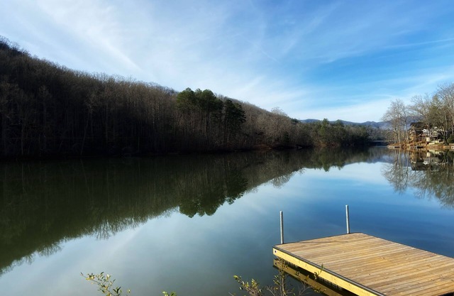 Lake front Sunset Cottage with dock & kayaks