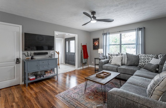 Lake Hills Landing | Dog Friendly | Hot Tub + HUGE Chair | 4 Bed, 2.5 Bath