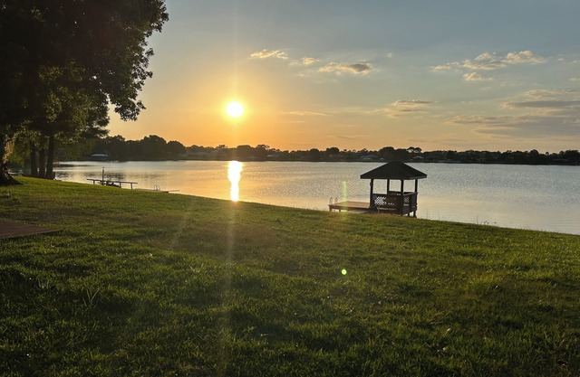 Lake House! Game Room, Fire Pit, Huge Kitchen, Remodeled!