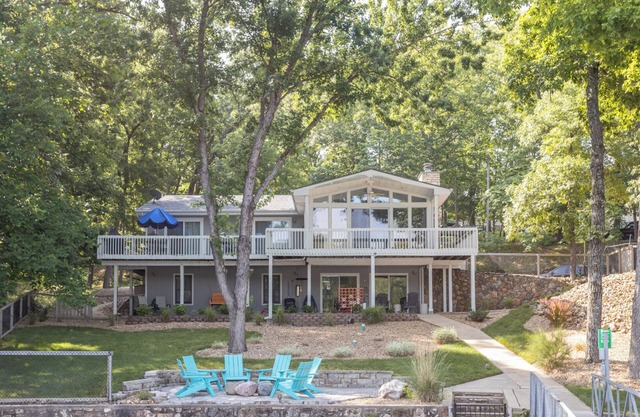 Lake House: Spacious 6-Bedroom Retreat Perfect for Families and Waterside Fun!