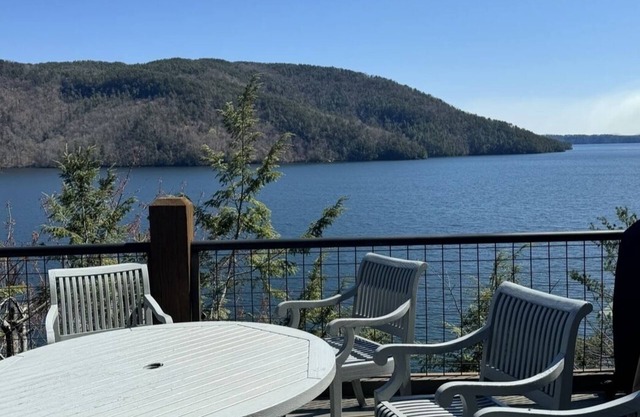 Lake Jocassee lake front home