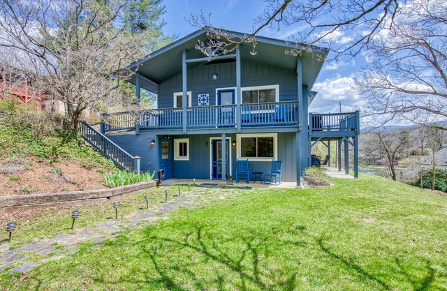 Lake Junaluska retreat with patio, new HVAC system, and free WiFi