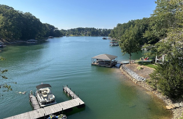 Lake Keowee Waterfront Town Home - 3 Bdrm, 3.5 Bath 7 Miles from Clemson Stadium