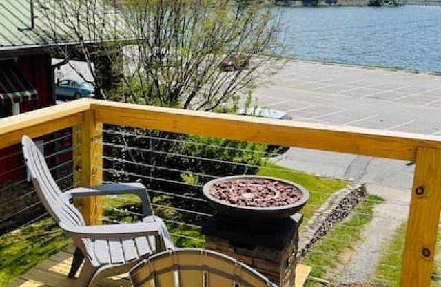 Lake Life Upper Apt-1 min walk to Lk J Assembly-10 min to Waynesville & BR Pkwy