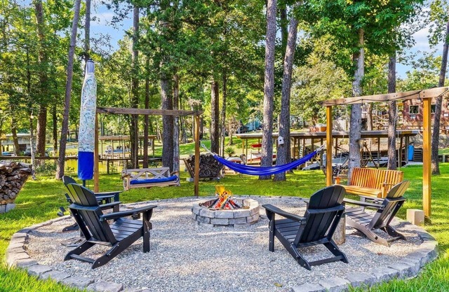 Lake Livingston Retreat + Sleeps 8 + Gameroom