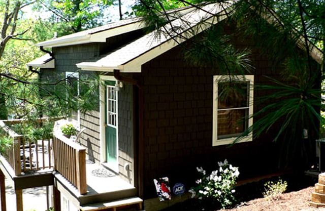 Alquiler Lake Lure: Romantic Lakeside Getaway Cottage