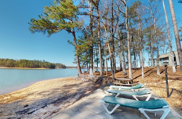 Lake Martin Oasis on Nero's Point, sleeps 15!