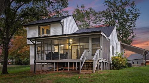 Lake Norman Waterfront Home w Covered Porch Sunset Views Easy Access to Dining Shopping Uptown Charlotte Adventures Sunsets on Shoreline