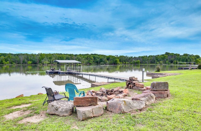 Lake of the Ozarks Cabin w/ Private Dock + Kayaks