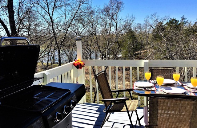 Olson Family Lake House, Great Fishing, Lakefront Cabin