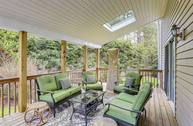 Lake & Pool Access: Spacious Home in Newland
