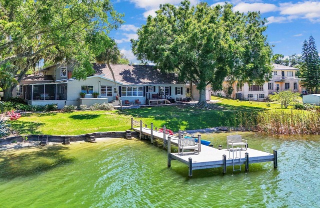 Lake Silver Retreat – 5BR Lakefront Home w/ Dock, Kayaks & Legoland-Themed Room – Perfect Getaway!