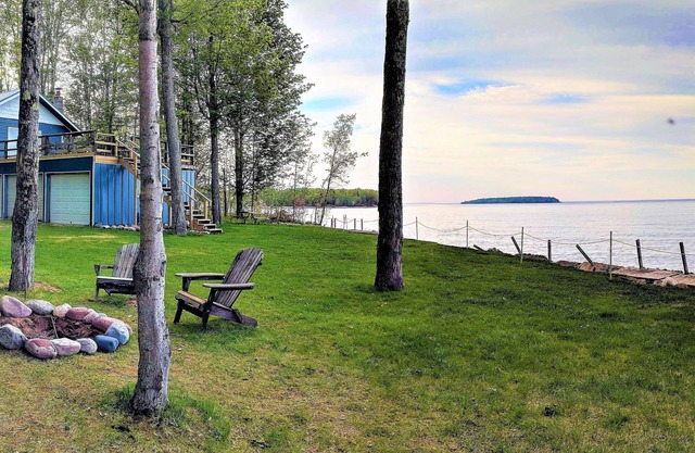 Lake Superior Lodge w / Private Lakefront Gran cubierta, vistas de la isla, rocas en la imagen