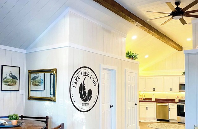 Lake Tree Loft mins from the Beach-Barn Style Chic