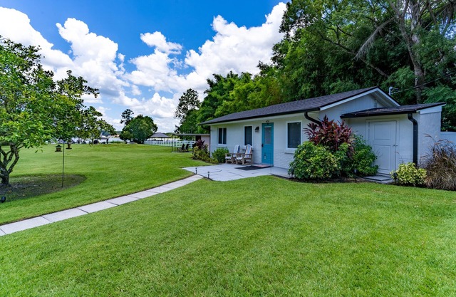 Lake Vibes Only ~ Intimate Lake Cottage in Mount Dora