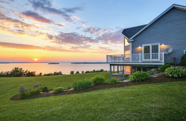 Waterfront Lake Champlain Home w / Bañera de hidromasaje y sauna!