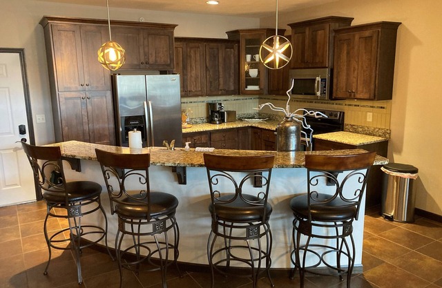 Lake-View Condo in Bridges Bay with great amenities!