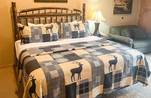 Lake-view studio with hot tubs, heated indoor pool, tennis, gym, grills, firepit