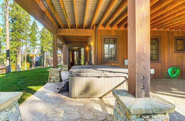 Lake Views & Resort Perks: Spacious Eureka Cabin!