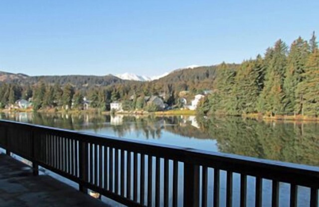 Vista al lago con genuino resistente Alaska Ambiente!