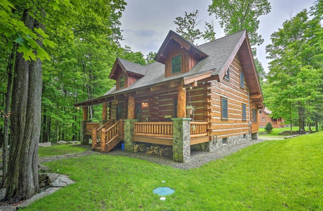 ¡NUEVO! Lake Wallenpaupack Cabin w / Shared Pool!