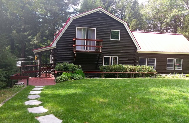 Hermosa casa de madera frente al lago ubicado en los pinos en el lago Contoocook