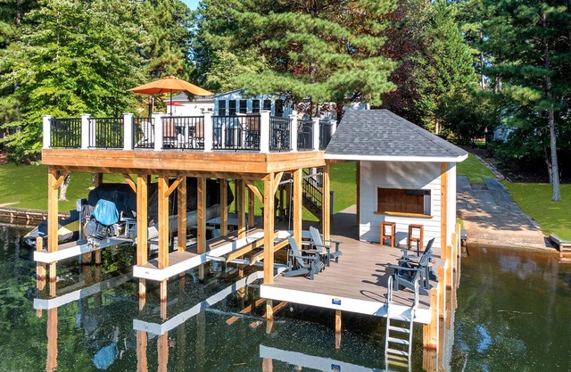RAMPA DE BOTE PRIVADO - Casa de 5 dormitorios frente al lago, aguas profundas en una cala tranquila