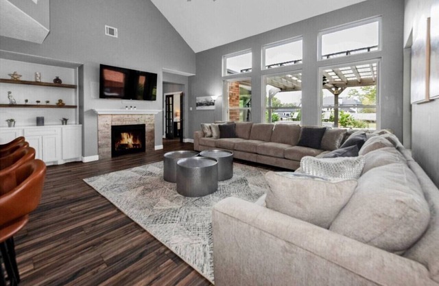 Lakeside Villa with Pool & Spa 30 Mins Downtown