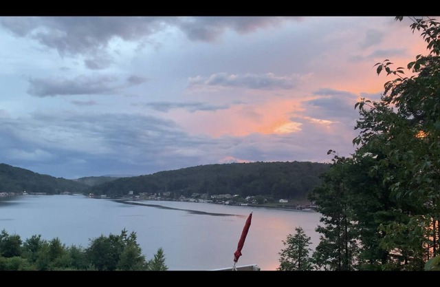 Lakefront Bungalow w/kayaking, boating and dock