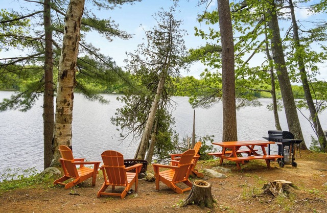 Lakefront Buoy Cabin Tiny Cabin @ Getogether Stays