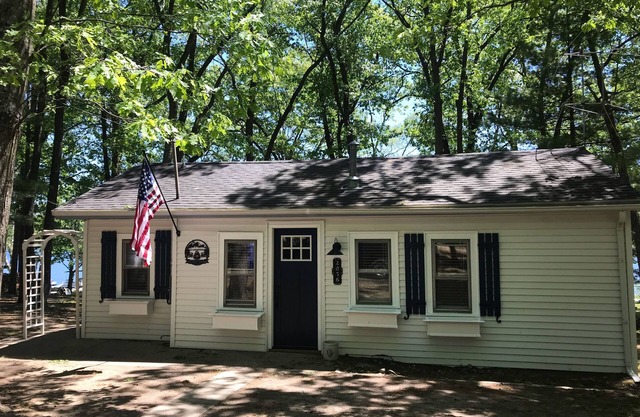 Lakefront Cottage on All-Sports Bass Lake, just 15 minutes from Tawas city.
