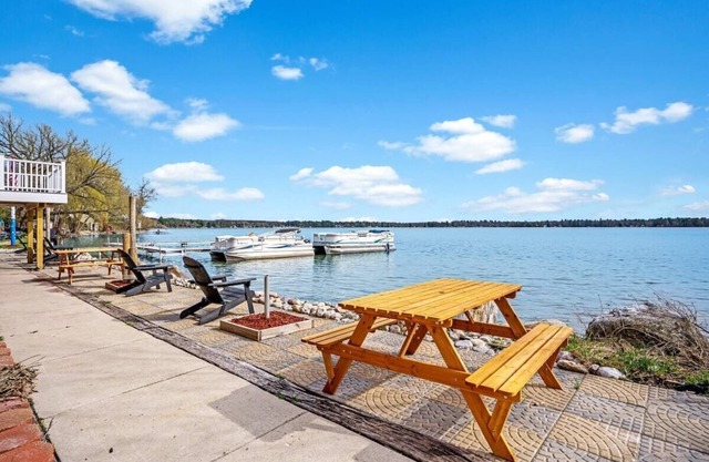 Lakefront Cottage with Hot Tub & Fire Pit