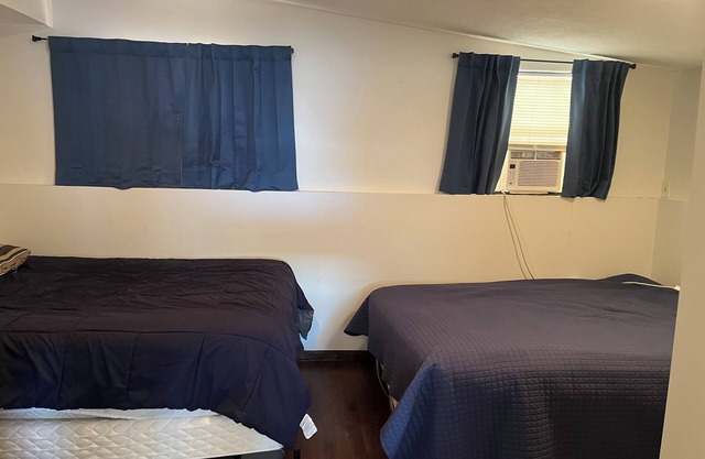 Lakefront cozy home!! Perfect for families or large friend groups!!