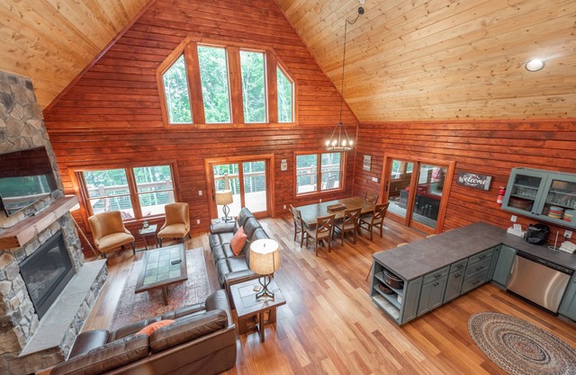 Lakefront Escape: Lakefront, Dogs Welcome, Dock Slip, Hot Tub!