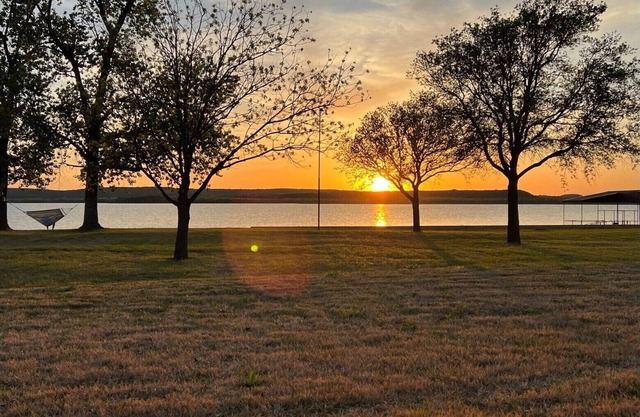 Lakefront escape with Breathtaking Sunsets!! Dock Access, 5 min from Rocker B