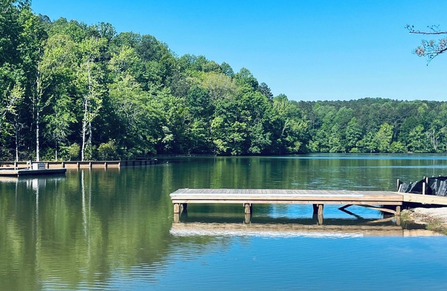Lakefront home. Beach. Kayaks. Dock. Outdoor fireplace & TV. Neighborhood Pool.