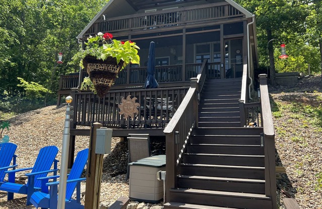 Casa frente al lago en tranquila cala del canal principal.