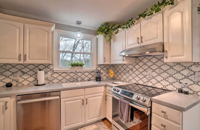 Lakefront Home in Quiet Cove w/ Patio & Kayaks!