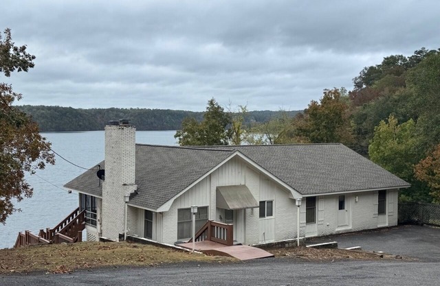 Lakefront home in Tuscaloosa, 20 minutes from The University of Alabama