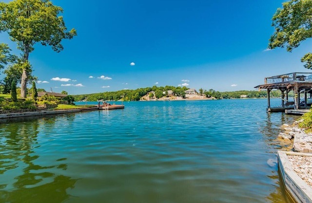Una villa de alquiler de vacaciones frente al lago con capacidad para 18