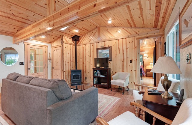 ¡NUEVO LISTADO! Casa frente al lago que admite perros con vistas a las Islas Gemelas y acceso a senderos.