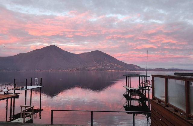 The Stellar Escape-Lakefront Home, Amazing Views,Private Dock, Kayaks, Gameroom