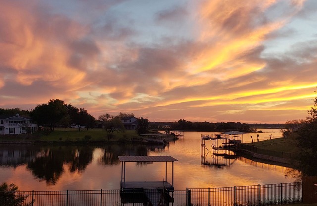 Lakefront Home with dock, 5 Kayaks! 3 miles to Granbury Square