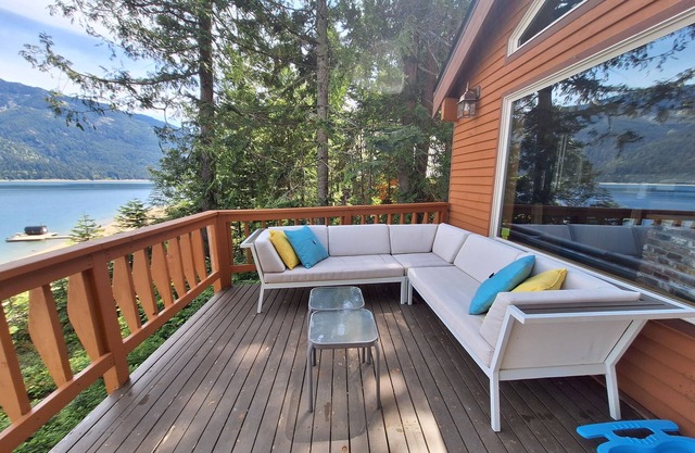 Lakefront Home with private dock, Beautiful setting!