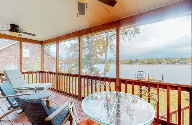 Casa frente al lago, ideal para familias y para perros, con base y firepit