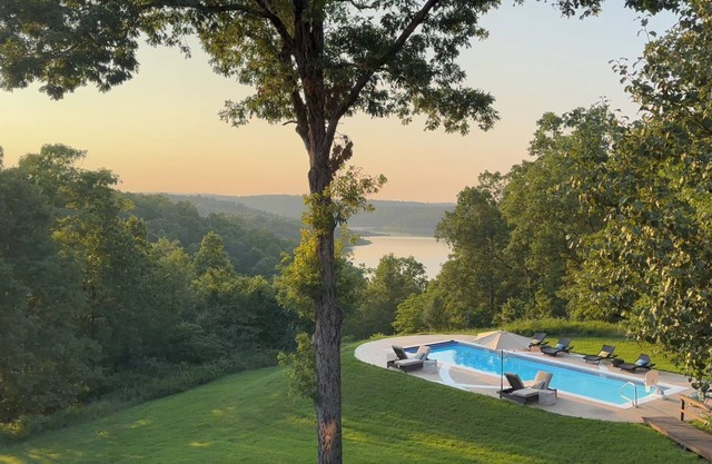 Impresionantes vistas al lago! Finca de lujo de 12 acres con piscina privada climatizada