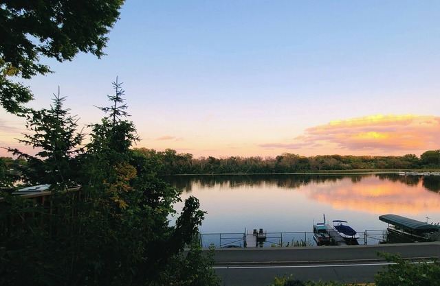 Charming Lake Cottage Near Minneapolis - Koselig Cottage on Medicine Lake
