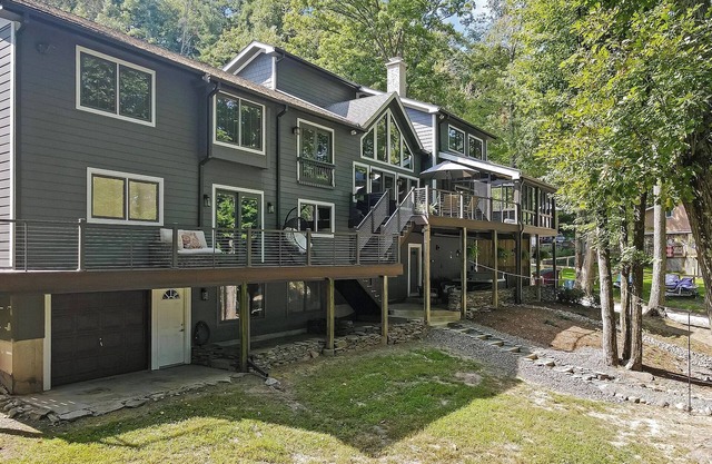 Lakefront Lake Wallenpaupack - Family Fun - Hot Tub, Private Dock, Movie Theater